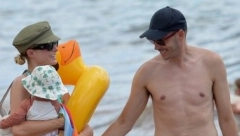 PAPARAZZO Bogata naslednica uhvaćena na plaži sa sinom i mužem, Paris fura opanke