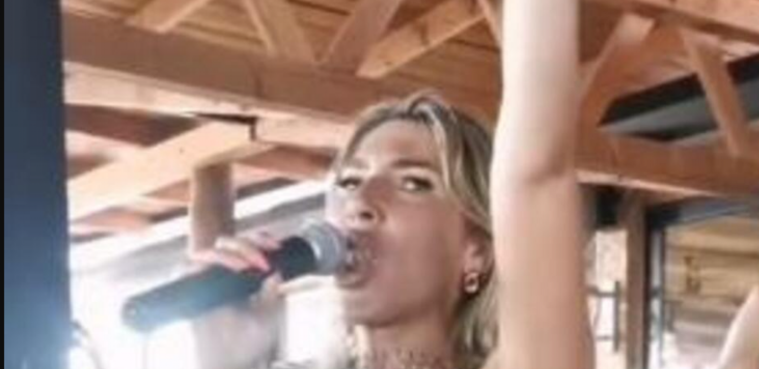 ZAPEVALA NA PLAŽI Jovana Jeremić digla atmosferu do usijanja, a svi su gledali u ono što je voditeljka obukla (FOTO)