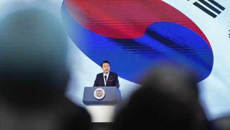 VLAST PADA ZBOG TORBICE OD 2.200 EVRA? Skandal trese Južnu Koreju