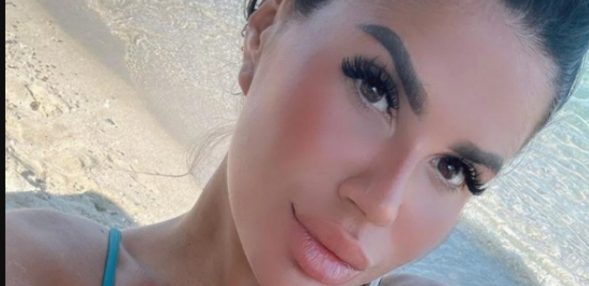 SKINULA SE BIVŠA VODITELJKA Pozirala u bikiniju s tračicama, bujno poprsje u prvom planu, muž pevač samo se smeška