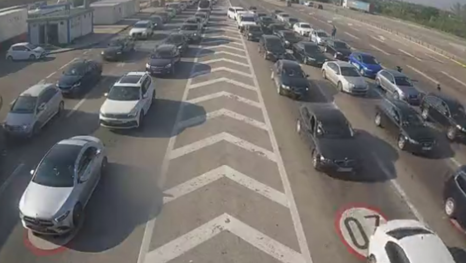 GUŽVE OD RANOG JUTRA na GRANIČNIM PRELAZIMA Kamioni na prelazu Gradina čekaju po devet sati