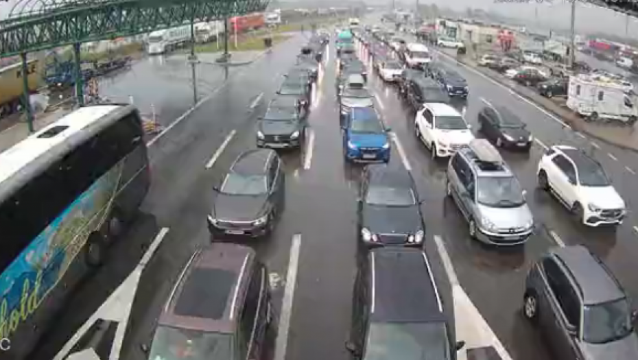 ŠTA TI JE TO U KOLIMA? Carinici zaustavili Srbina na Dobrakovu, kada su videli šta vozi sve su mu zaplenili