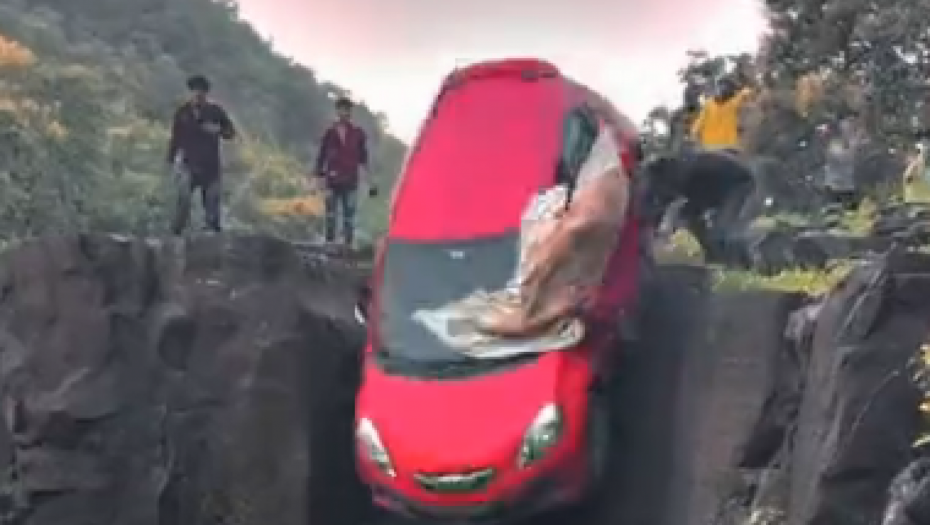 "DAVILI SU SE! ČULI SU SE SAMO VRISCI!" Otac i ćerka automobilom sleteli sa litice (VIDEO)