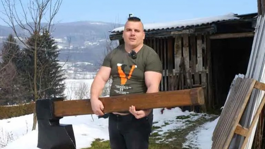 OVO JE HULK IZ BiH: Bosanac se latio DŽINOVSKE sekire i pokazao nadljudsku snagu - rukuje njom kao da je čačkalica (VIDEO)