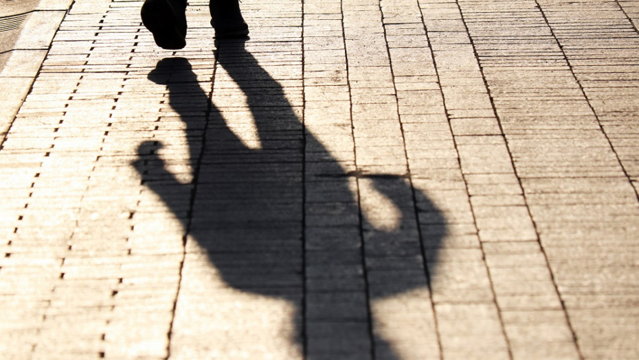 DEDA IH PRATIO PUTEM, A ONDA SU SHVATILE ŠTA RADI I SLEDILE SE Devojka doživela TRAUMU dok je šetala sa sestričinom, kasnije ga videle i na FOTOGRAFIJAMA