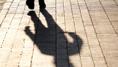 DEDA IH PRATIO PUTEM, A ONDA SU SHVATILE ŠTA RADI I SLEDILE SE Devojka doživela TRAUMU dok je šetala sa sestričinom, kasnije ga videle i na FOTOGRAFIJAMA