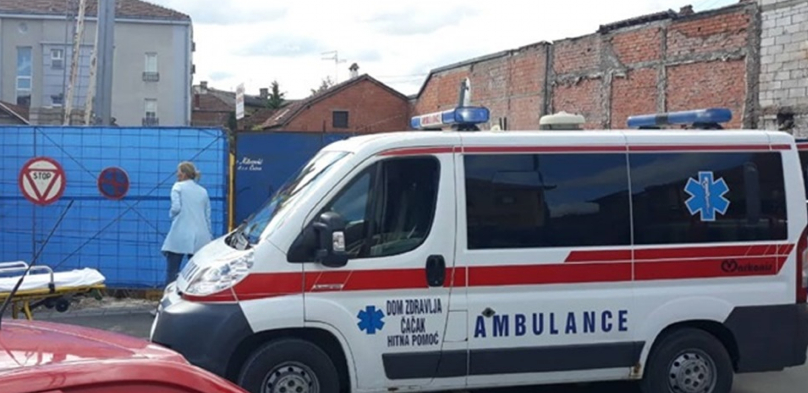 UŽAS U ZEMUNU! Bahati vozač pokosio ženu na pešačkom prelazu (FOTO)