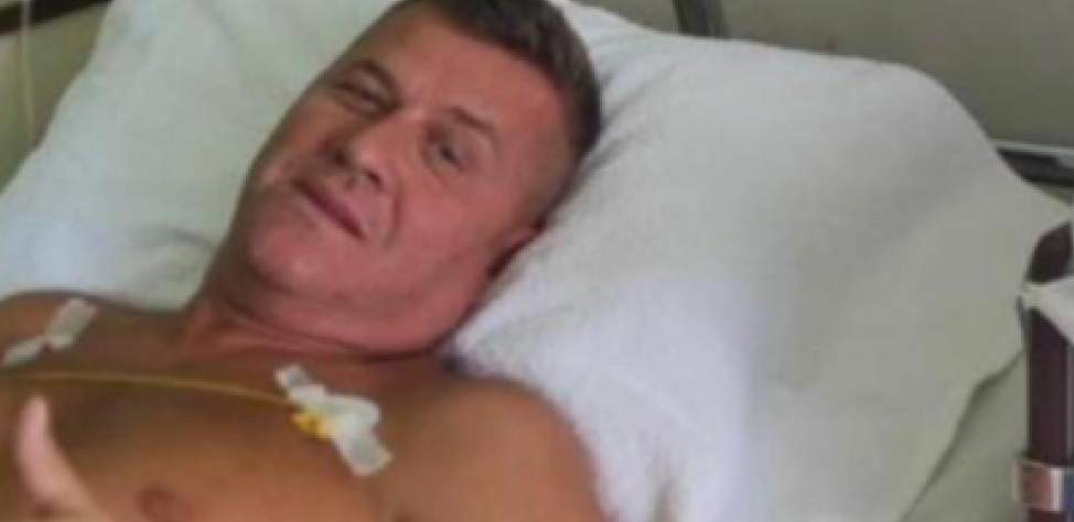 PEVAČ DOŽIVEO SRČANI UDAR! Hitno je hospitalizovan, njegov menadžer otkrio detalje zdravsrtvenog stanja