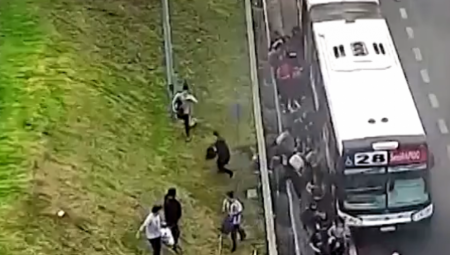 PUTNICI ISKAČU I BEŽE Autobus se u sekundi pretvorio u lomaču, benzin curi po asfaltu (VIDEO)