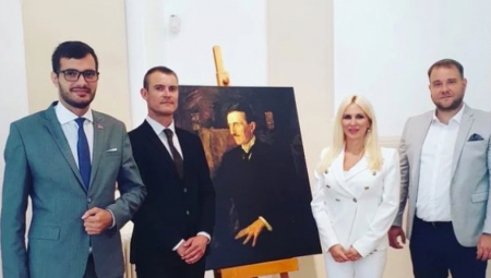 IZLOŽBA 'NIKOLA TESLA - ČOVEK IZ BUDUĆNOSTI' STIGLA DO KRUŠEVCA Vizuali na posebno dizajniranim panelima predstavljaju priču o životu i delu jednog od najvećih naučnika svih vremena (FOTO)