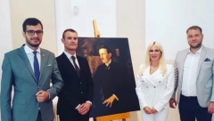 IZLOŽBA 'NIKOLA TESLA - ČOVEK IZ BUDUĆNOSTI' STIGLA DO KRUŠEVCA Vizuali na posebno dizajniranim panelima predstavljaju priču o životu i delu jednog od najvećih naučnika svih vremena (FOTO)