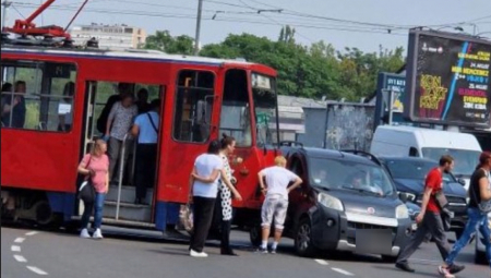 TRAMVAJ UDARIO AUTO NA AUTOKOMANDI Karambol u centru prestonice, zastoj na okretnici