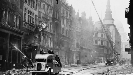 LJUDI NE VERUJU ŠTA VIDE NA SLICI Putnik kroz vreme primećen na fotografiji iz Drugog svetskog rata (FOTO)