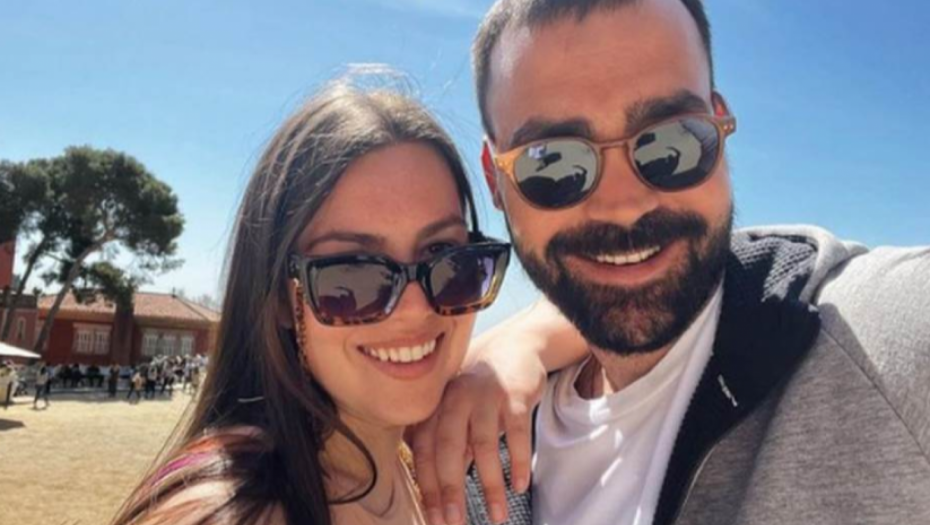 MIODRAG RADONJIĆ IZVEO SUPRUGU I SINA IZ PORODILIŠTA Hit scena ispred bolnice, glumac muzičare častio i zamolio da ne sviraju!