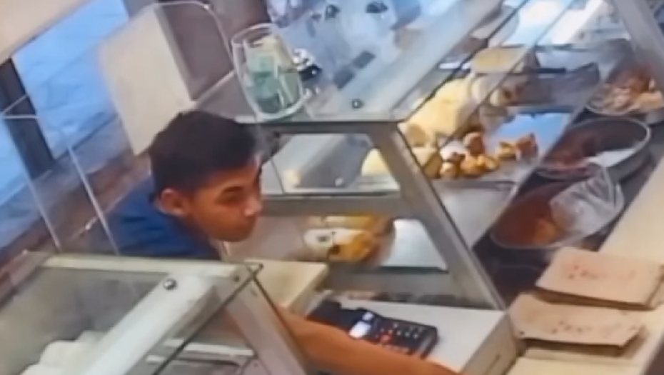 POGLEDAJTE PODMUKLU KRAĐU U ZEMUNU Besramno uzeo novac iz kase i najlaganije odšetao iz pekare, kamere sve snimile (VIDEO)