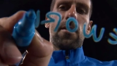 JAKA PORUKA ZA PROTIVNIKA Evo šta je Novak napisao na kameri pred finalni meč sa Alkarazom