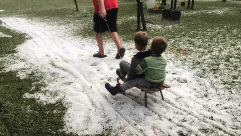 SANKANJE U CRNOJ GORI USRED LETA: Čovek u šortsu "vozi" decu na sankama - slika letnjih čarolija pravi je HIT na mrežama (FOTO)