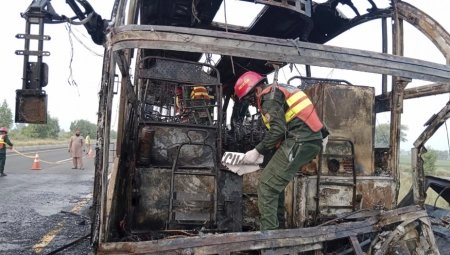 STRAVIČNA TRAGEDIJA Najmanje 18 poginulih, 16 povređeno posle sudara autobusa i kombija (FOTO)