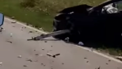 DELOVI VOZILA RASUTI PO PUTU Saobraćajna nesreća u Sremčici (VIDEO)