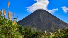 OVAJ SPEKTAKULARAN SNIMAK MUNJA ĆE VAS ZAPANJITI Poput pauka kao da sevaju iz samog vulkana (VIDEO)