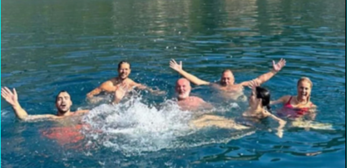 KAO PRAVA PORODICA Glumci otišli na zejedničko putovanje, pa se opsutili, ovaj prizor je nasmejao sve (FOTO)