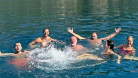 KAO PRAVA PORODICA Glumci otišli na zejedničko putovanje, pa se opsutili, ovaj prizor je nasmejao sve (FOTO)