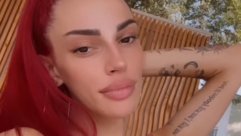 SKINULA SE U KUPAĆI KOSTIM Tara Simov novom objavom šokirala fanove, zanemeli kada su je videli, plaše se za njeno zdravlje! (FOTO)