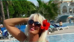 VRELIJA OD MLAĐIH KOLEGINICA Branka ima 66 godina, a o ovim pozama u bikiniju svi pričaju (FOTO)