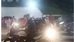 POJAVIO SE SNIMAK DRITANA KAKO NAPUŠTA DISKOTEKU: Mladići uzvikuju "Ua!" i "Milo!" Iz policije i dalje tvrde da nije napadnut (VIDEO)