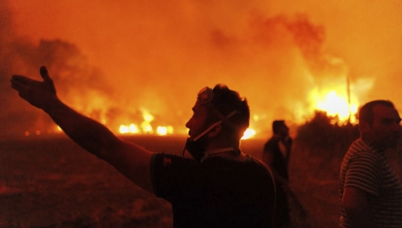 KRVAVO SUNCE I KIŠA OD PEPELA! Apokaliptični prizori u Grčkoj - ljudi beže od vatrene stihije koja guta sve pred sobom (VIDEO)