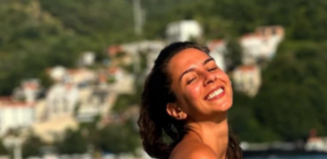 NAŠOJ GLUMICI SEVNULE GAĆICE DOK JE IGRALA NA STOLU! Potez izazvao lavinu komentara, nije shvatila da je snimaju