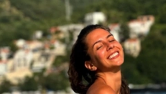 NAŠOJ GLUMICI SEVNULE GAĆICE DOK JE IGRALA NA STOLU! Potez izazvao lavinu komentara, nije shvatila da je snimaju