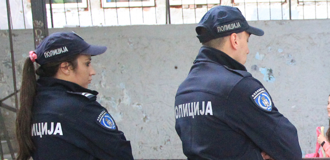 STIGLA DOJAVA O BOMBAMA U DVE BEOGRADSKE ŠKOLE Pripadnici MUP-a na terenu
