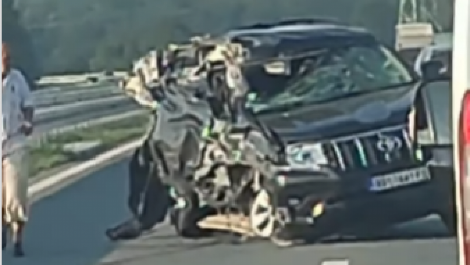 JEZIV UDES KOD OBRENOVCA Automobil smrskan, od silene udara guma odletela 50 metara (VIDEO)