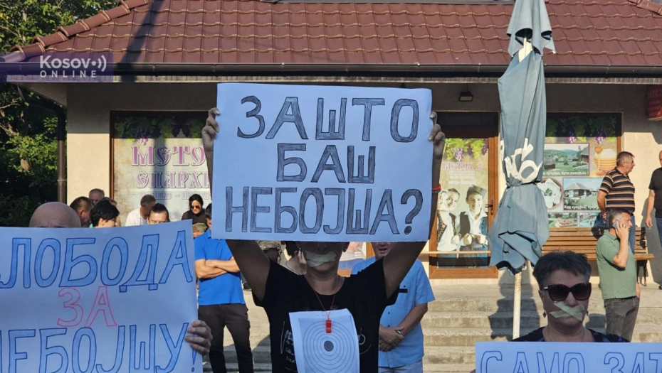 PROTEST SRBA U LEPOSAVIĆU Okupili se u znak podrške uhapšenom Nebojši Virijeviću (FOTO)