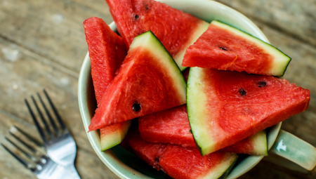 DELUJE VAN SVAKE PAMETI ALI IPAK PROBAJTE Evo kako da spremite grilovanu lubenicu