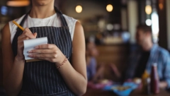 KONOBARICA OTKRILA NAČIN NA KOJI VARA GOSTE "Zarađujem više, a ni ne primete šta radim"