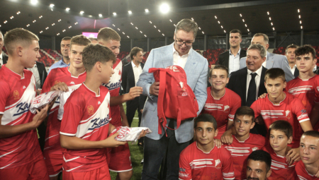 PREDSEDNIK ZAIGRAO SA LEGENDAMA Vučić sa Džajićem i Piksijem "isprobao" novi stadion u Leskovcu
