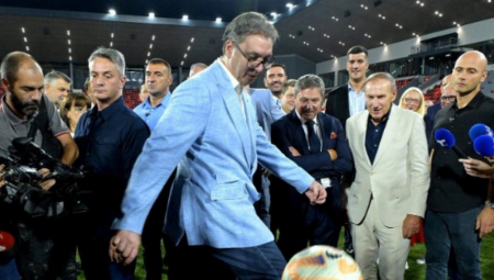 KAD NEZNALICA HOĆE NEŠTO PRED MAJSTORIMA DŽAJOM I PIKSIJEM Vučić pimpovao loptu na novom stadionu u Leskovcu pa se našalio na svoj račun (FOTO)