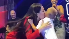 IZAŠAO NA BINU I DAO JOJ POKLON Mali Željko iznenadio Cecu na koncertu u Somboru (FOTO)