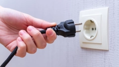 OVE 4 STVARI NIKAD NE OSTAVLJAJTE UŠTEKANE U STRUJI! Kućni aparati koji su tempirana bomba, u momentu PLANU, a ne obraćamo pažnju na njih!