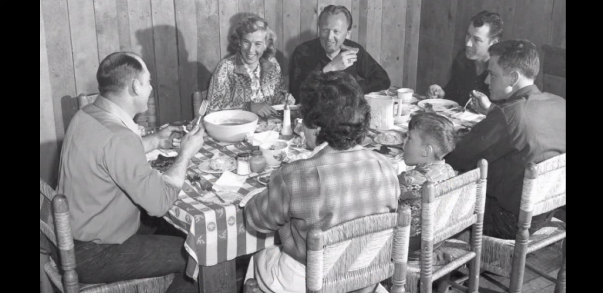 SPISI IZ 1945. GODINE OTKRILI ISTINU Ne možete da zamislite kako se Božić ranije proslavljao, umesto "Hristos se rodi", Srbi su govorili ove reči