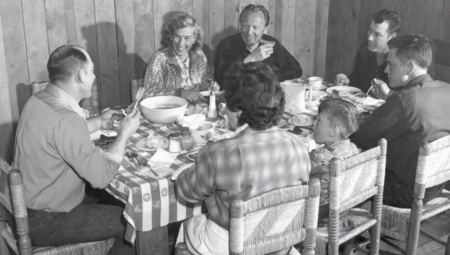 SPISI IZ 1945. GODINE OTKRILI ISTINU Ne možete da zamislite kako se Božić ranije proslavljao, umesto "Hristos se rodi", Srbi su govorili ove reči
