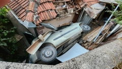 AUTOMOBILOM ULETEO U KUĆU Nesvakidašnja saobraćajna nesreća u Novom Pazaru, povređen vozač (FOTO)