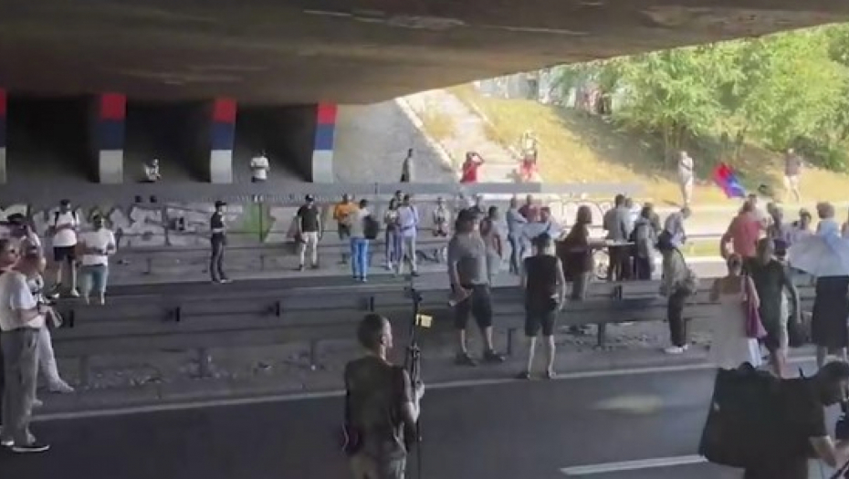 BLOKIRAJU BEOGRAD IZ HLADOVINE Zauzeli saobraćajnice i teraju građane da se kuvaju, a oni protestuju iz senke!
