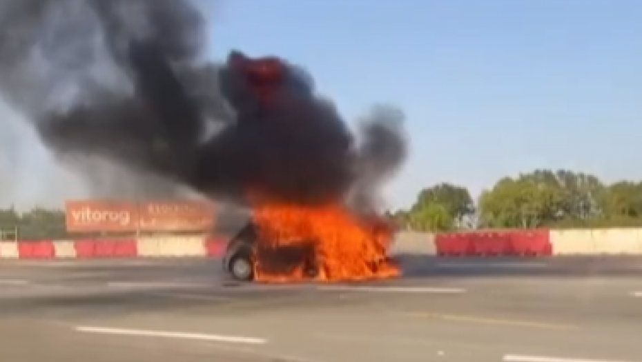 CRNI DIM KULJA U NEBO DOK VOZILO BUKTI U PLAMENU Strašna scena kod naplatne stanice Stara Pazova (FOTO/VIDEO)