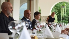 OGLASILA SE PREMIJERKA SRBIJE Brnabić na večeri slovenačkog premijera uoči početka Strateškog foruma na Bledu (FOTO)