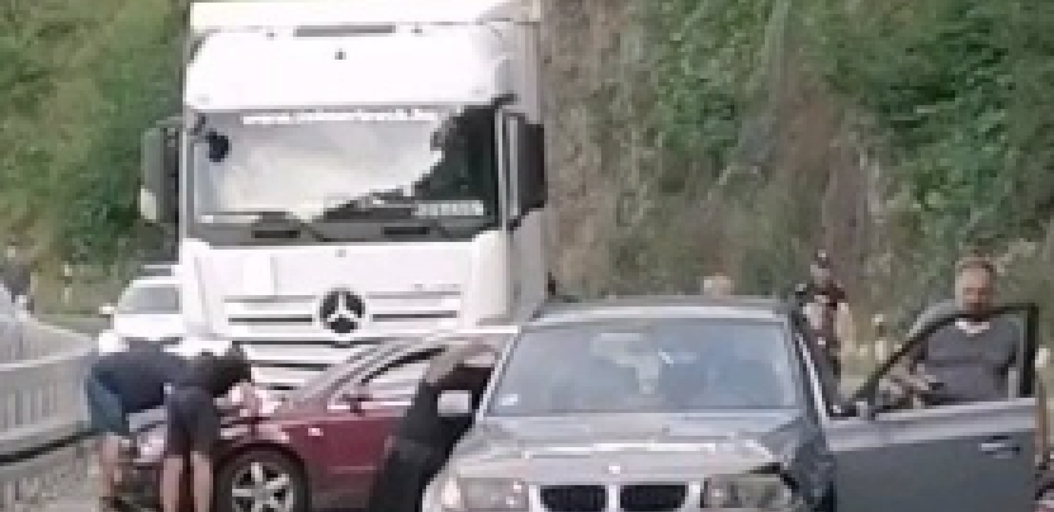 PRVI SNIMCI STRAŠNE NESREĆE KOD UŽICA Na putu je haos, ima policije (VIDEO)