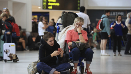 HILJADE LJUDI ZAGLAVLJENO NA TERMINALIMA Masovna kašnjenja i otkazani letovi, britanski sistem je u rasulu