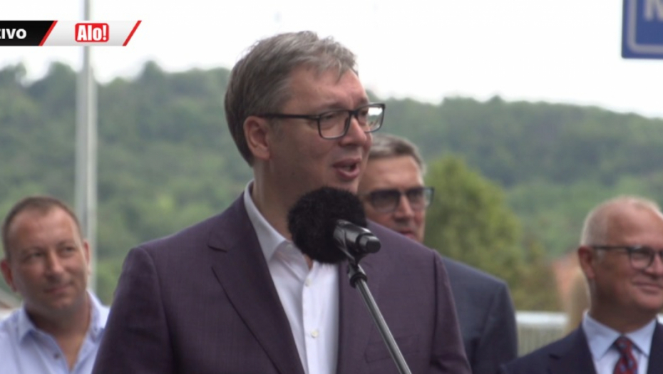 PREDSEDNIK SRBIJE OBRATIO SE GRAĐANIMA U PETROVCU NA MLAVI Vučić obišao radove, most završen za samo 3 meseca (FOTO/VIDEO)